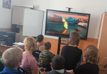 просмотр социального ролика Дню Победы.